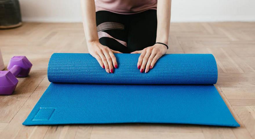 Как правильно выбрать коврик для фитнеса и тренировок дома